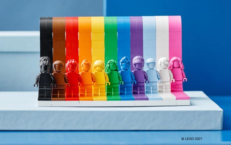 LEGO 40516 Everyone is Awesome minifigure stojijo v vrsti pred mavrično steno
