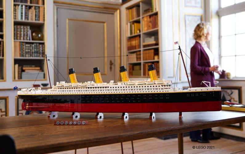 LEGO-10294-Titanik-model-na-mizi-v-sobi