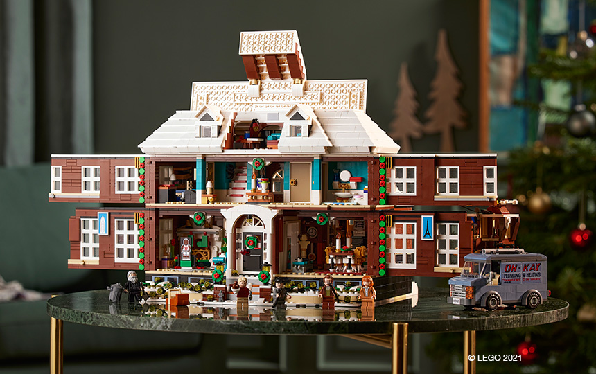 LEGO 21330 Sam doma Home Alone sestavljena Kevinova hiša z odprtimi stranicami. Pred njo vse minifigure in Harryjev kombi Oh-Kay