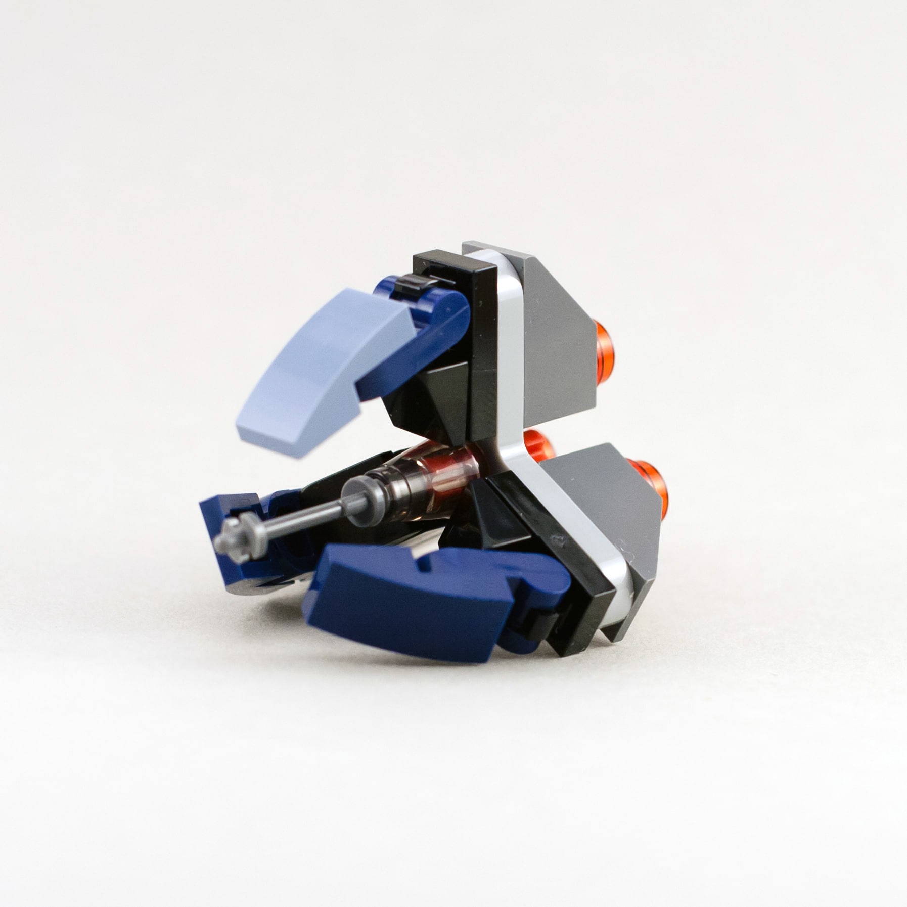 LEGO Star Wars Tri-fighter droid mikro model sestavljen iz legokock.